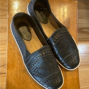 Earth shoes in black leather